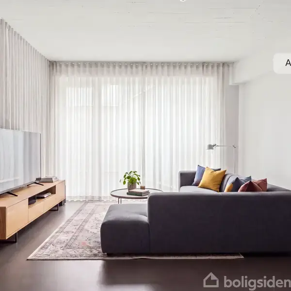 En grå sofa står foran et stort vindue med lette gardiner. Et farverigt maleri hænger på væggen. Møblementet inkluderer et sofabord og et TV på en træreol. Tekst: "AI visualisering".