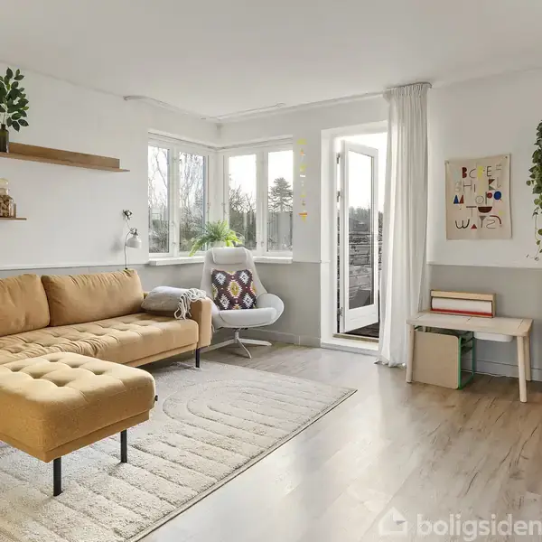 En moderne stue med en brun sofa, der står på et lyst tæppe. Rum med træhylder, en lænestol ved vinduet, og åben altandør. Hyldeskab med bøger og planter.