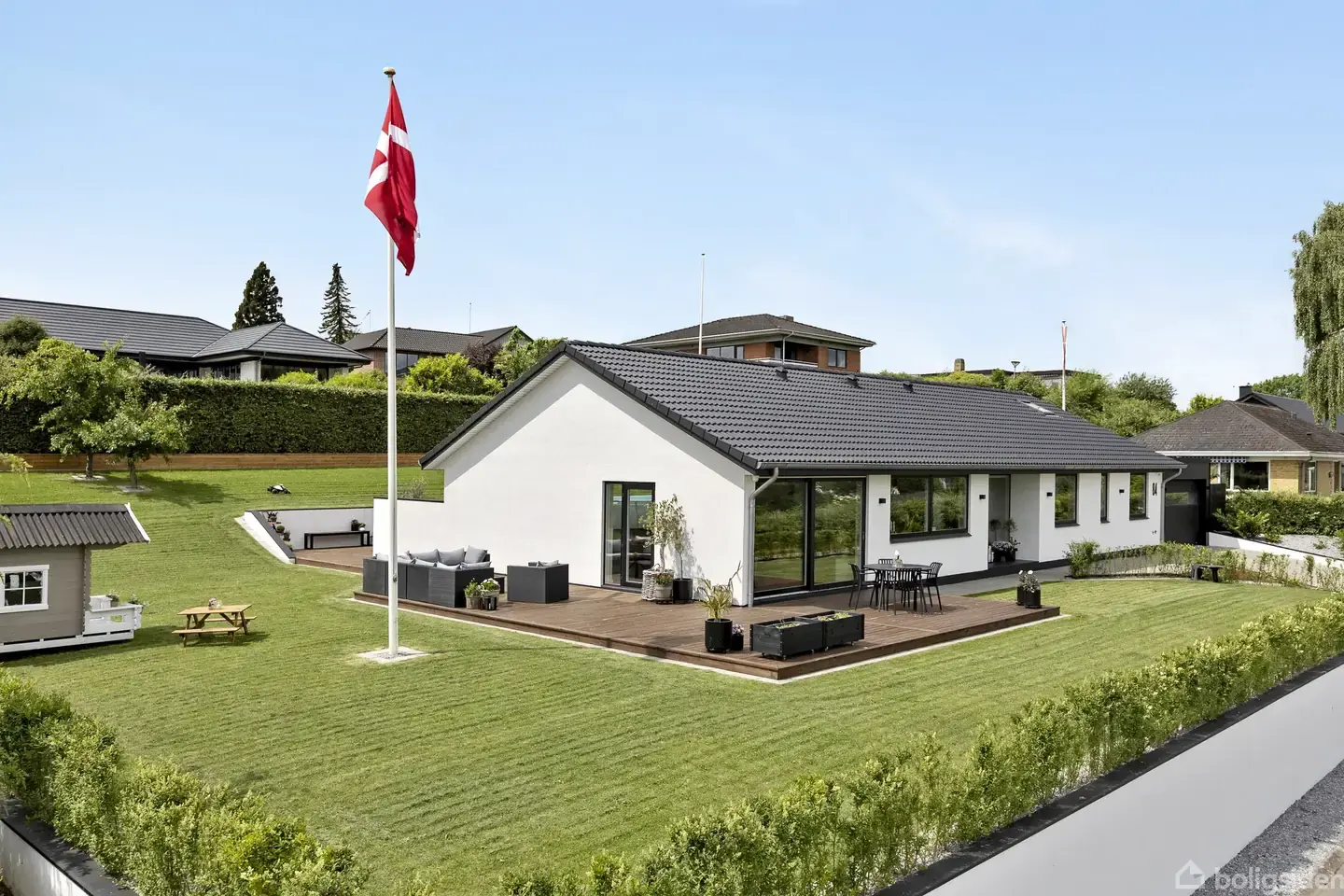 Moderniseret villa med god garage og udsigt