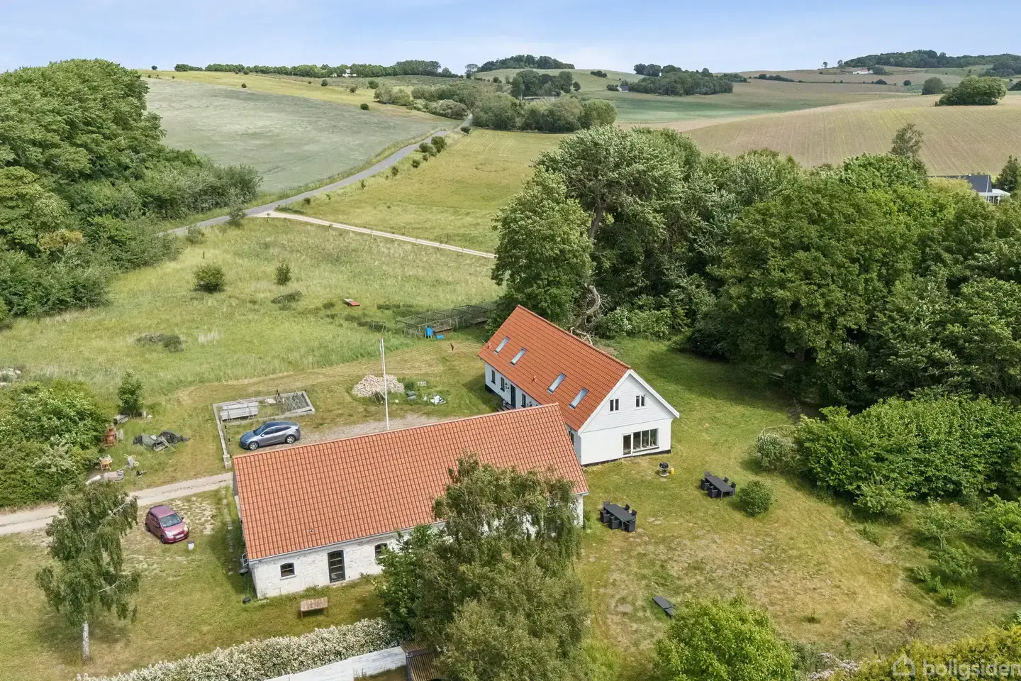 Idyllisk beliggende 2 families ejendom i Veddinge Bakker