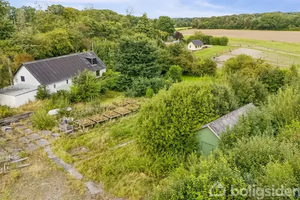 CHARMERENDE HÅNDVÆRKERDRØM PÅ 12.600 M2 NATURSKØN GRUND