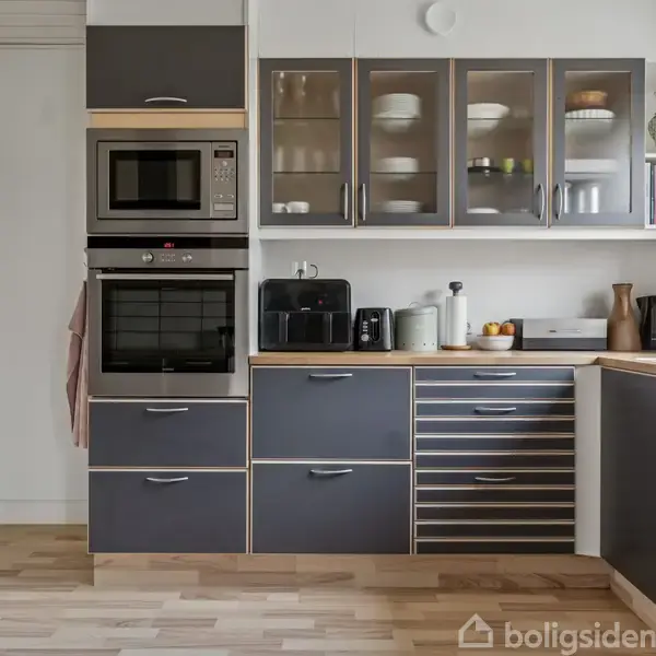 Et rødt murstenshus med et rødt tegltag står stille ved en grusvej. Foran huset er der en velholdt have og en postkasse ved indgangen.