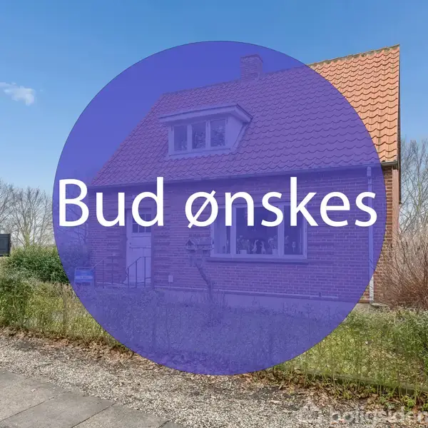 Et rødt murstenshus står bag en blålig cirkel med teksten "Bud ønskes." Omgivet af en have og en anden bygning i baggrunden under en klar blå himmel.
