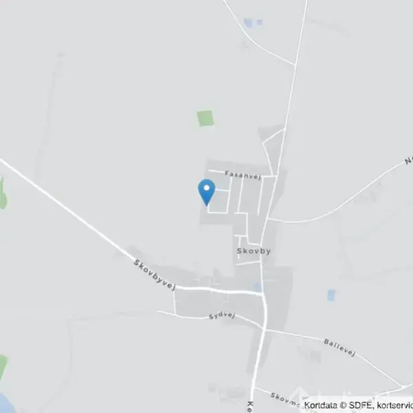 Et kort viser en blå markør ved "Fasanvej" i området Skovby. Veje som Skovbyvej og Nødervej omgiver landsbyen i et landligt område.