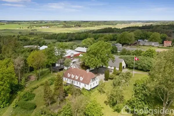Landejendom på Herredsvejen 14, 8832 Skals