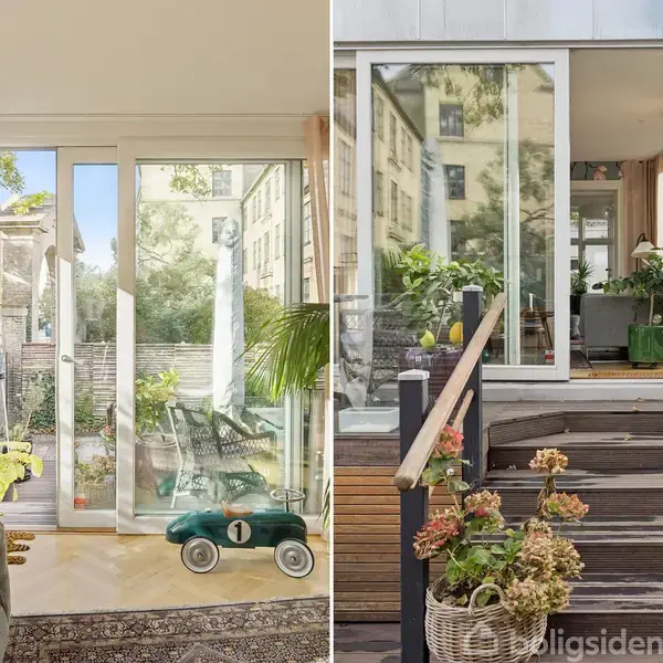 Legetøjsbil står stille i en lys stue med store glasdøre, omgivet af planter og sofa. Trappen udenfor fører til en terrasse med kurvplanter, med udsigt til byen.