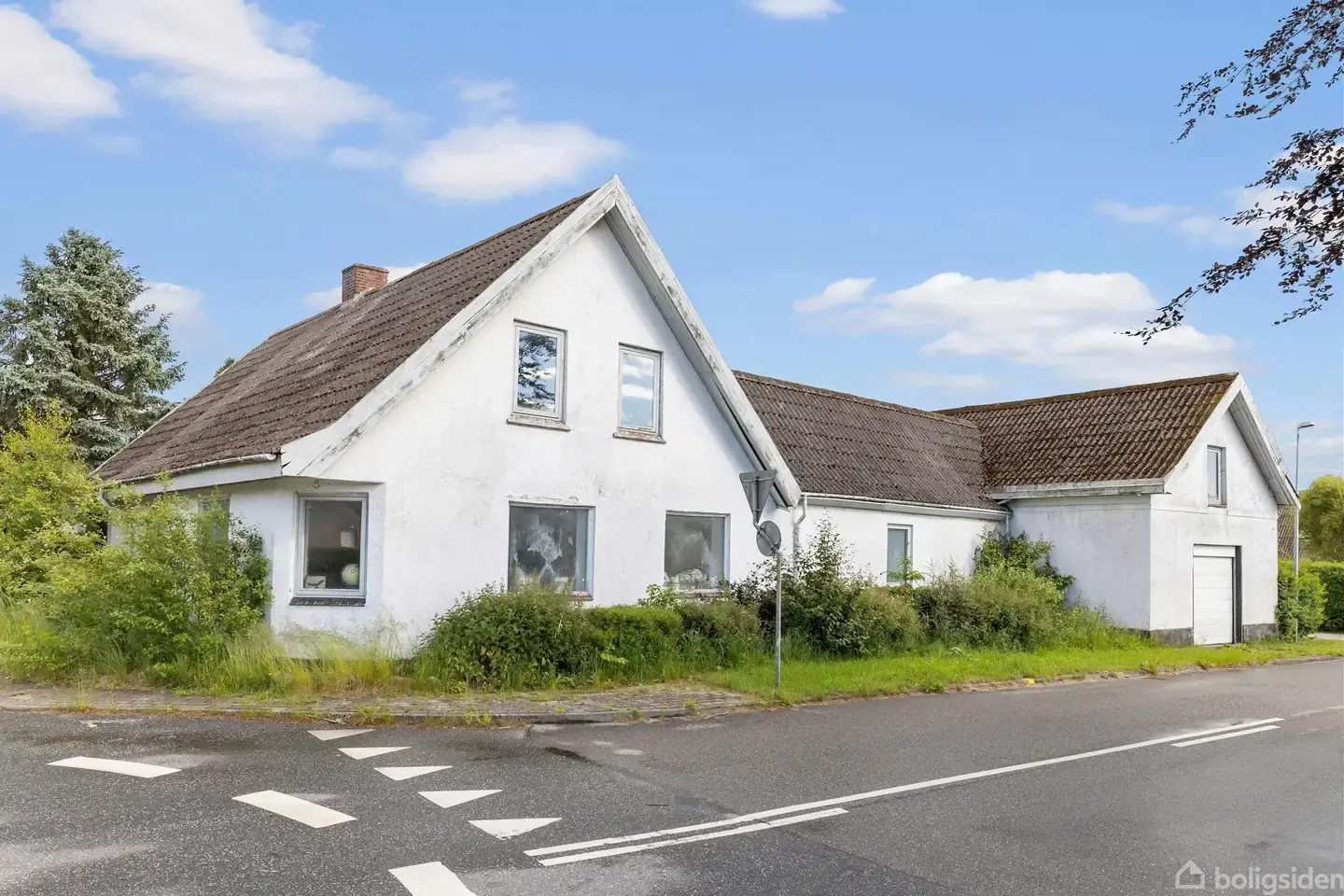 Stor ejendom med garage, terrasse og skøn have
