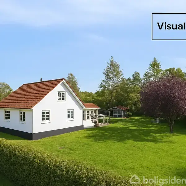 Hvidt hus med rødt tag står på en grøn græsplæne omkranset af træer under en blå himmel. Tekst: "Visualisering".