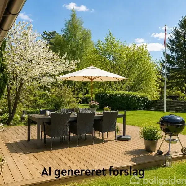 Træterrasse med udendørs sofa og stole omkring et bord. Haven omringes af frodigt grønt og træer under en klar blå himmel.