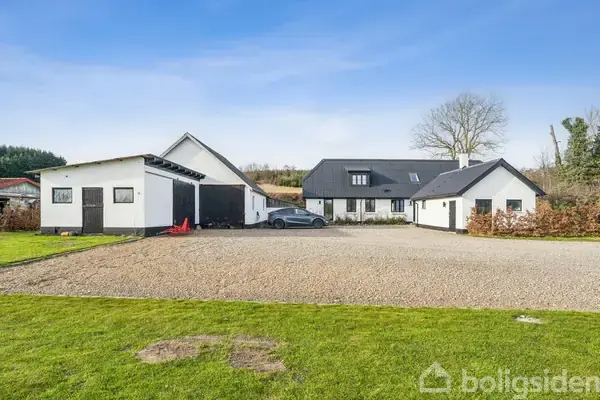 280 m2 landejendom med hestefaciliteter og 3 ha grund