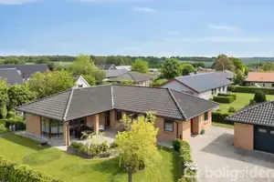 Villa på Thiesensvej 8, 8382 Hinnerup