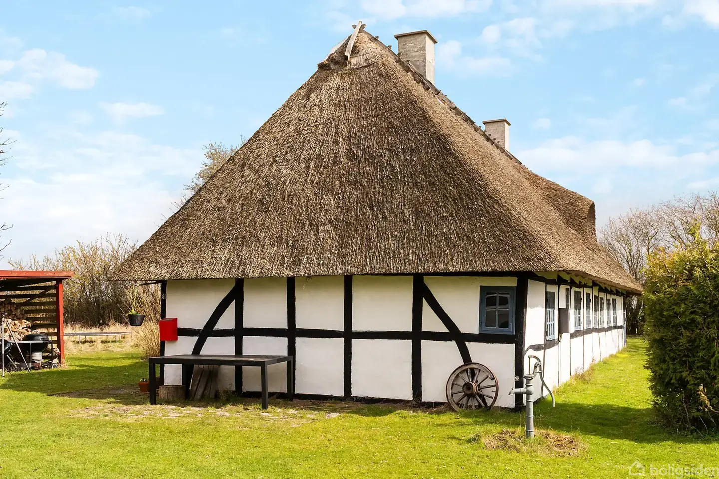 Idyllisk og charmerende familiesommerhus med den skønneste beliggenhed - Udsigt til marker og med flot kig til vandet! - Visning 2