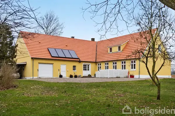 Skønt landsted i smuk natur