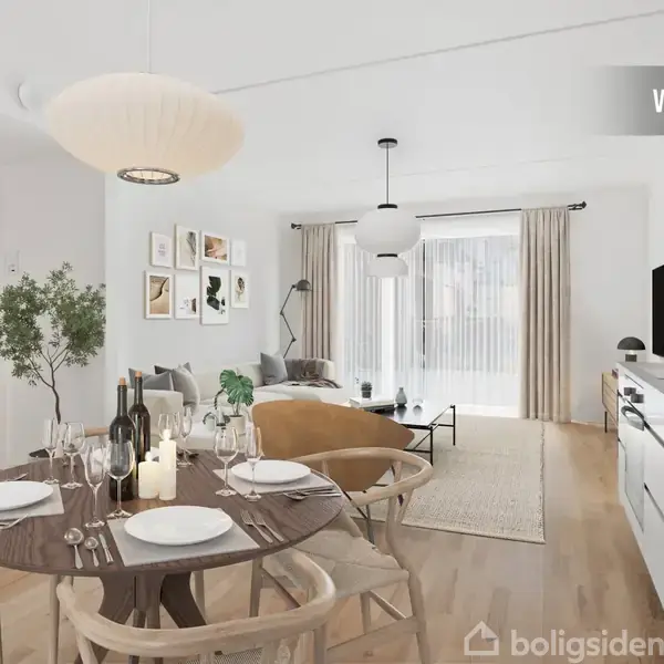 Spisebord dækket med tallerkener og vinflasker står i lys stue. I baggrunden ses en sofa, et tæppe og store vinduer med gardiner. Tekst: "VISUALISERING".