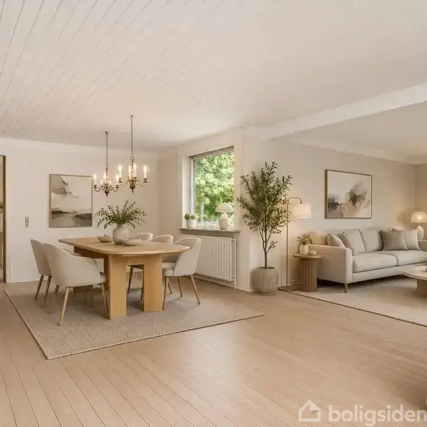 Et moderne stueområde med spisebord og stole, opholdsområdet har en sofa og sofabord. Store vinduer slipper lys ind, og dekorative planter og lysekroner tilføjer elegance.