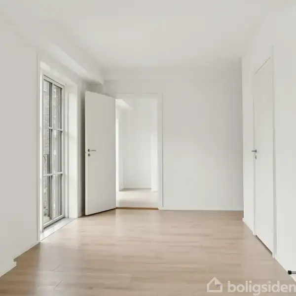 Et lyst, tomt rum med trægulv. En åben dør fører til et andet rum. Store vinduer til venstre tillader naturligt lys. Væggene er hvide, enkel indretning.