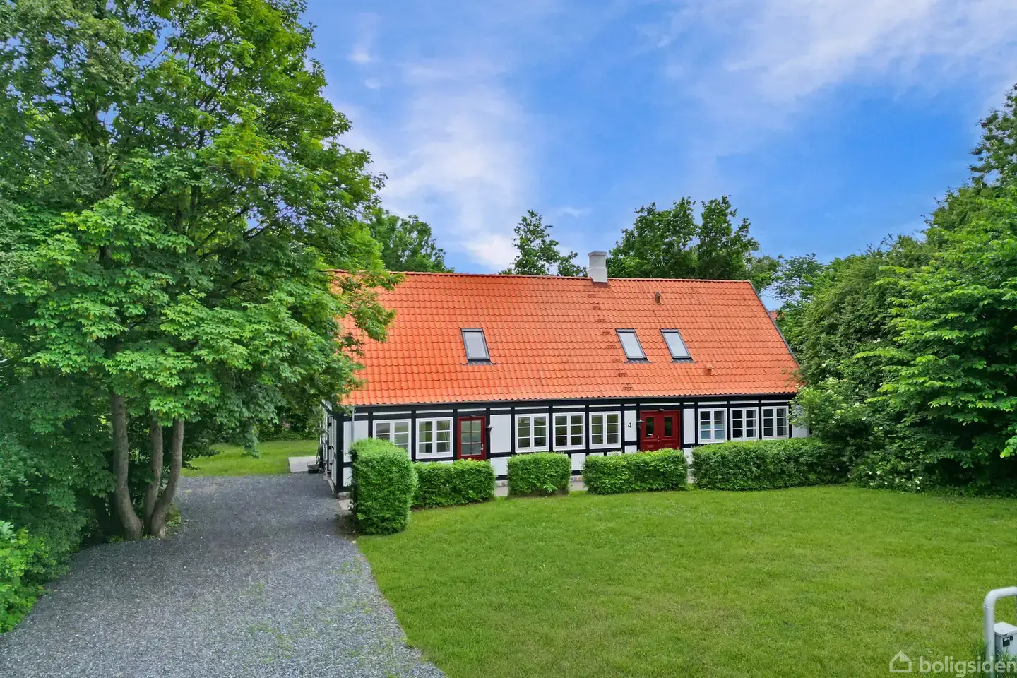 Rummelig villa med idyllisk beliggenhed ved dammen