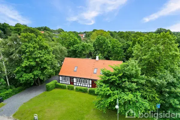 Rummelig villa med idyllisk beliggenhed ved dammen