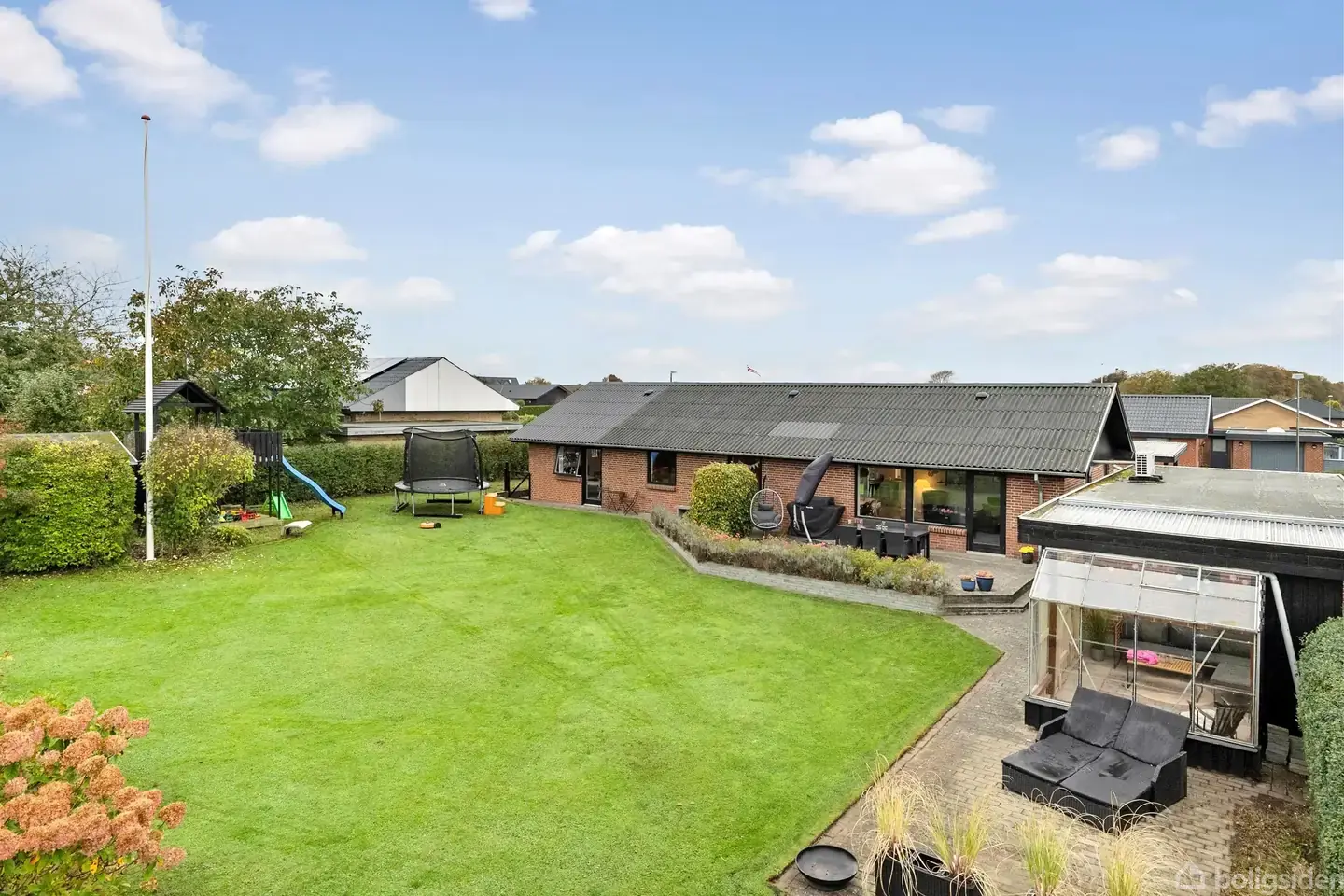 Skøn og velindrettet etplansvilla i familievenligt kvarter