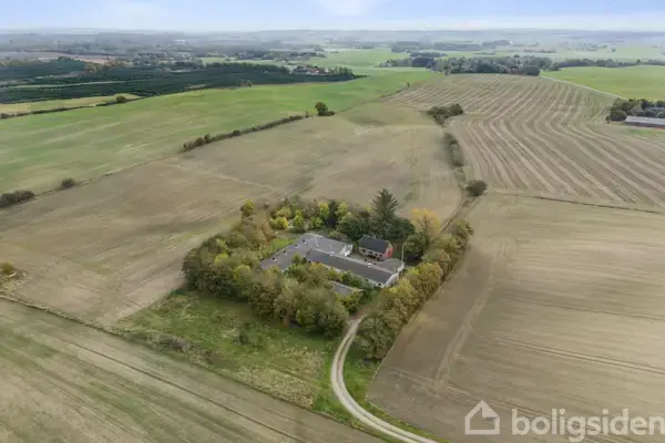 Landejendom på Espevej 4, 8732 Hovedgård