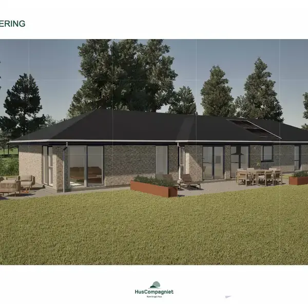 En moderne enfamiliehus med fladt tag står i en grøn have. Huset har store vinduer og terrassemøbler, omgivet af træer. Øverst står "VISUALISERING" og nederst "HusCompagniet".