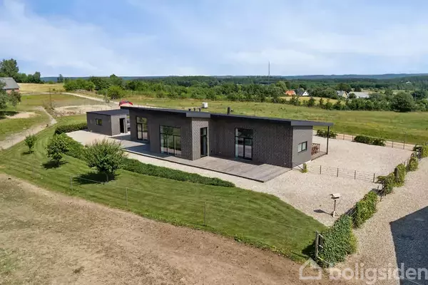 Landejendom på Them Skovvej 1, 8653 Them