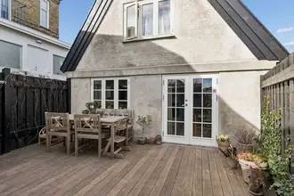 Villa på Strandvejen 228, th., 2920