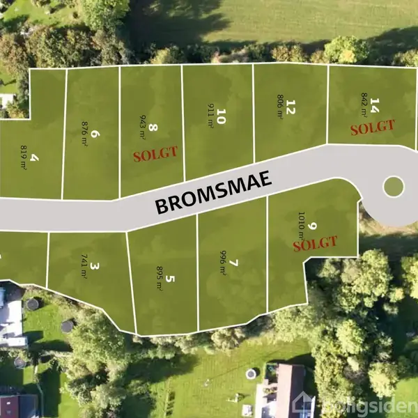 Luftfoto af parcelhusområde med grunde markeret med numre og areal i kvadratmeter; flere grunde er mærket "SOLGT". En vej "BROMSMAE" løber gennem området omgivet af grønne arealer og træer.