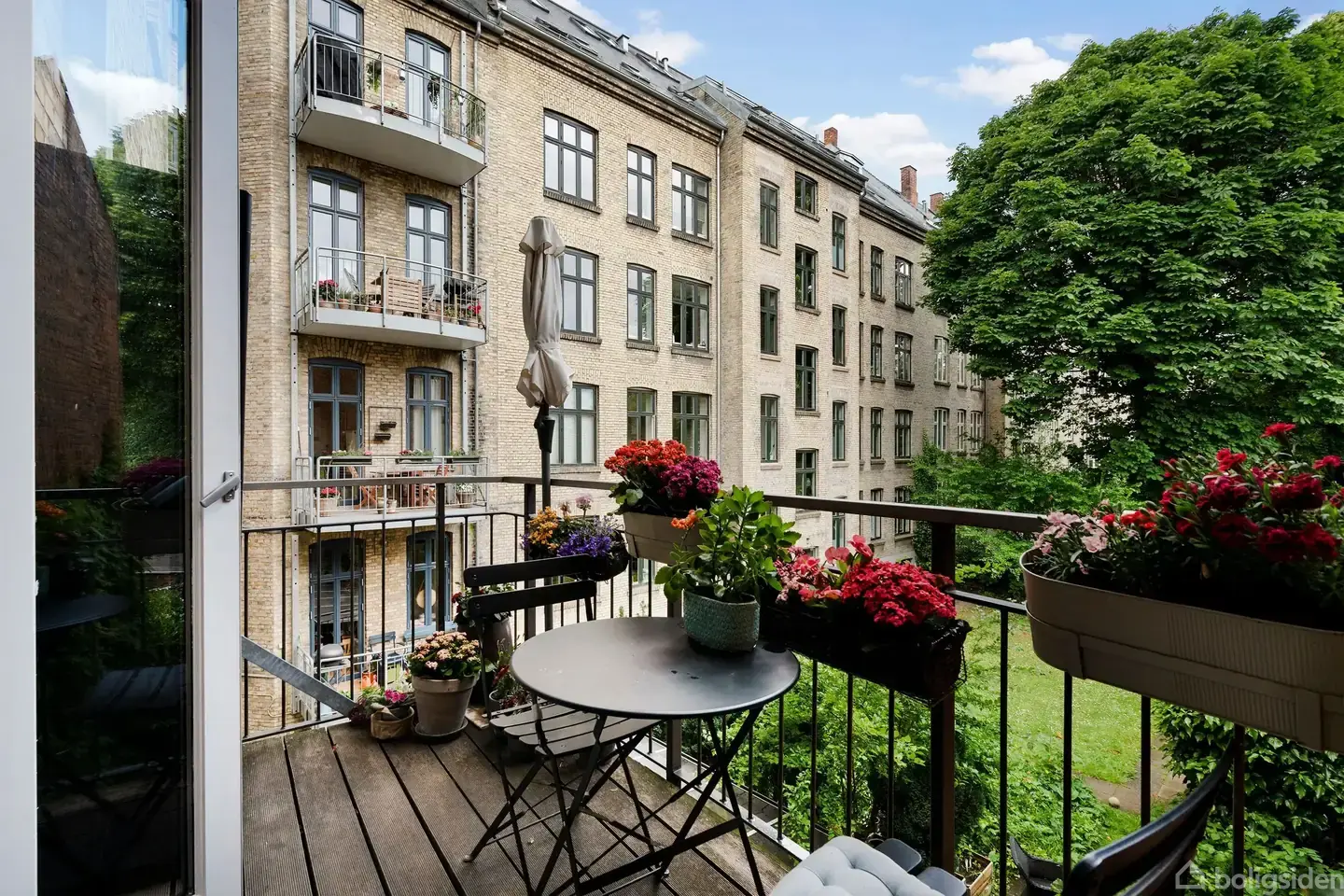 Stille og attraktiv sidevej mellem Frederiksberg Allé og Gammel Kongevej – smukt renoveret lejlighed med skøn vestvendt altan og grøn udsigt.
