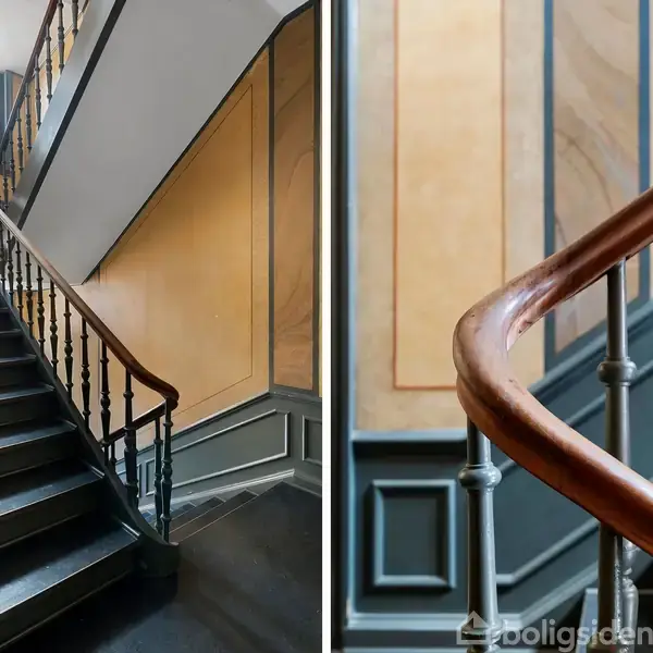 Trappeopgang med mørke trappetrin og trægelænder, der fører opad. Vægge malet i beige med dekorative paneler. Trappen befinder sig i en velholdt opgang med naturligt lysindfald.