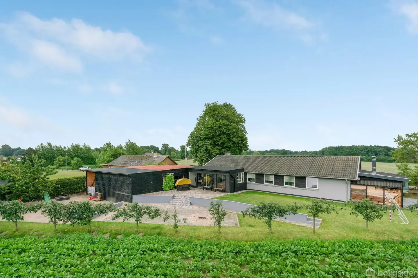 Moderniseret 1-plansvilla med stor garage/værksted og udsyn til åbne marker