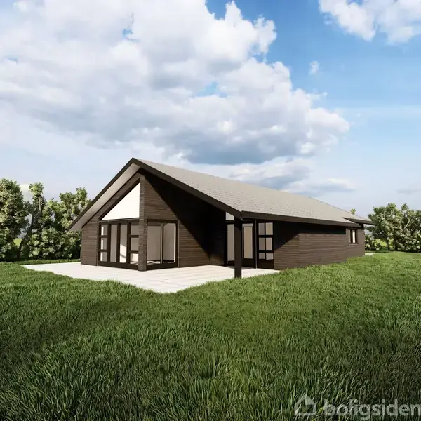 Et moderne, enkeltplans hus står stille på en velholdt græsplæne under en blå himmel med spredte skyer. Huset har store vinduer og en veranda i en rolig, landlig omgivelse.