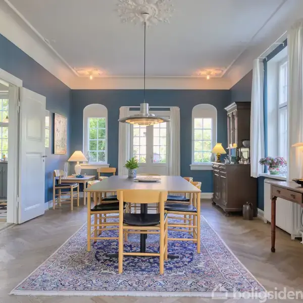 Spisebord med stole i et elegant spisestue. Bordet er placeret på et orientalsk tæppe. Rummet er omgivet af klassisk møblement, blå vægge, og store vinduer med dagslys.