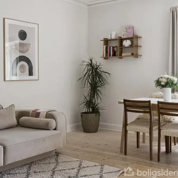 Plakat på væggen, plante i kurv ved siden af sofa med puder; træhylde med bøger over spisebord med blomsterbuket i moderne, minimalistisk stue.
