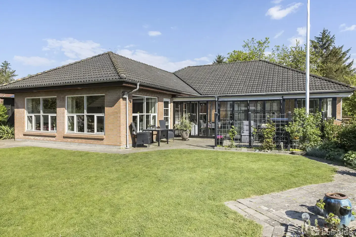 Flot kvalitetsvilla i et plan med en skøn udestue