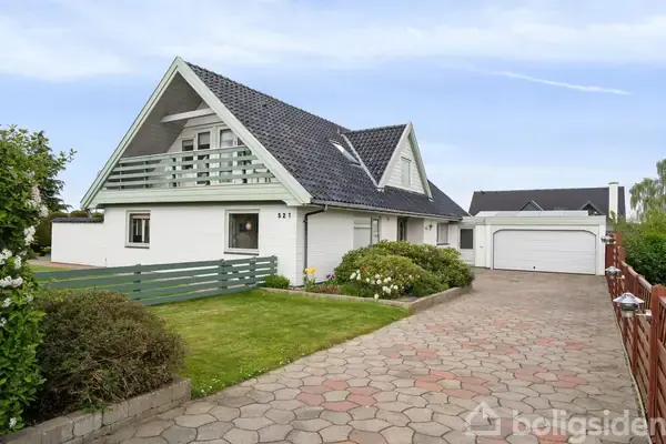 Klassisk villa med stor have, garage og god plads