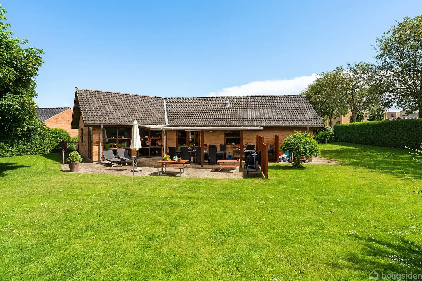 Familievenlig villa i attraktivt kvarter i Hadsten med skøn have og terrasse