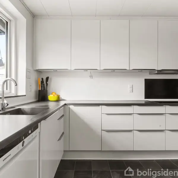 Hvidt køkken med sorte bordplader, inkluderer vask, opvaskemaskine, og skuffer. Knive og frugt på bordet; vindue til venstre. Sort gulv og overhængende skabe giver moderne atmosfære.