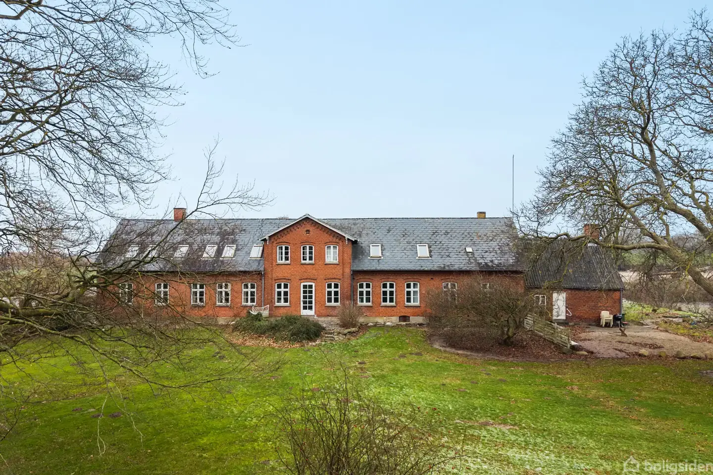 Charmerende firelænget gård med 2 ha. jord