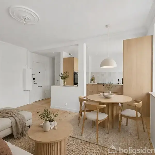 Stue med rund spisebord og fire stole, beige sofa ved sofabord, lyst køkken i baggrunden. Store vinduer giver lys. Grønne planter pynter rummet. Tekst: "Illustration".