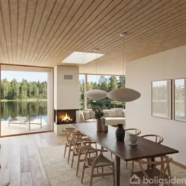 Moderne spisestue med træbord og stole, hvor pejsen brænder. Store vinduer giver udsigt til skov og sø. Tekst øverst: "Model".