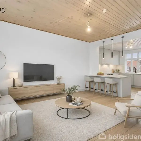 Stue med sofa, sofabord og TV på et lavt skab; moderne køkken i baggrunden med ø og barstole; trægulv og loft. Tekst: "Visualisering".