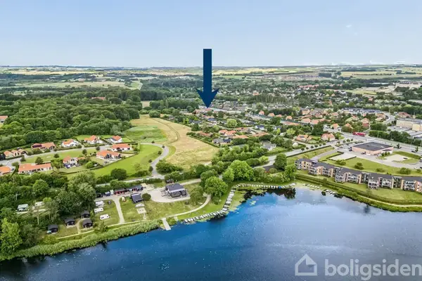 Spændende og anderledes 50/60’er villa i forskudte plan med bl.a. kæmpe udestue og masser af plads