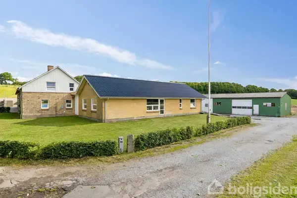 Landejendom på Elbjergvej 21, 8732 Hovedgård