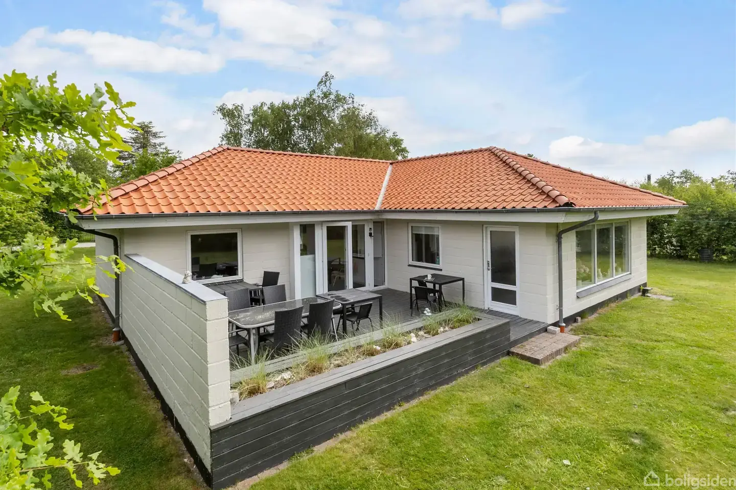Flot og rummeligt sommerhus i attraktive Egense