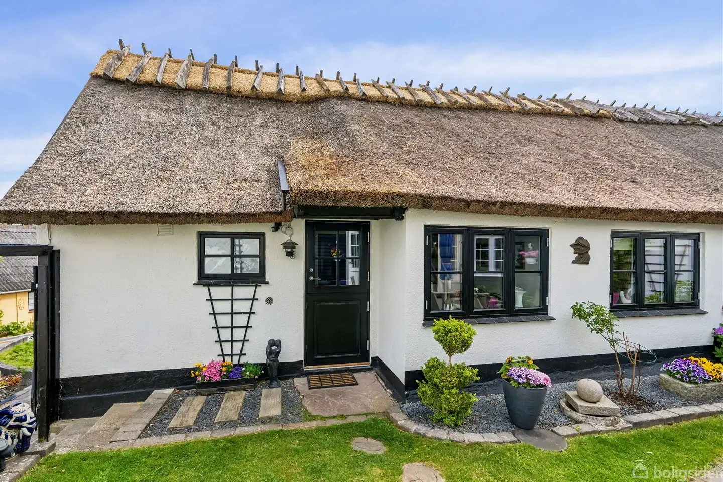 Charmerende idyl med to havestykker – i historiske Esbønderup