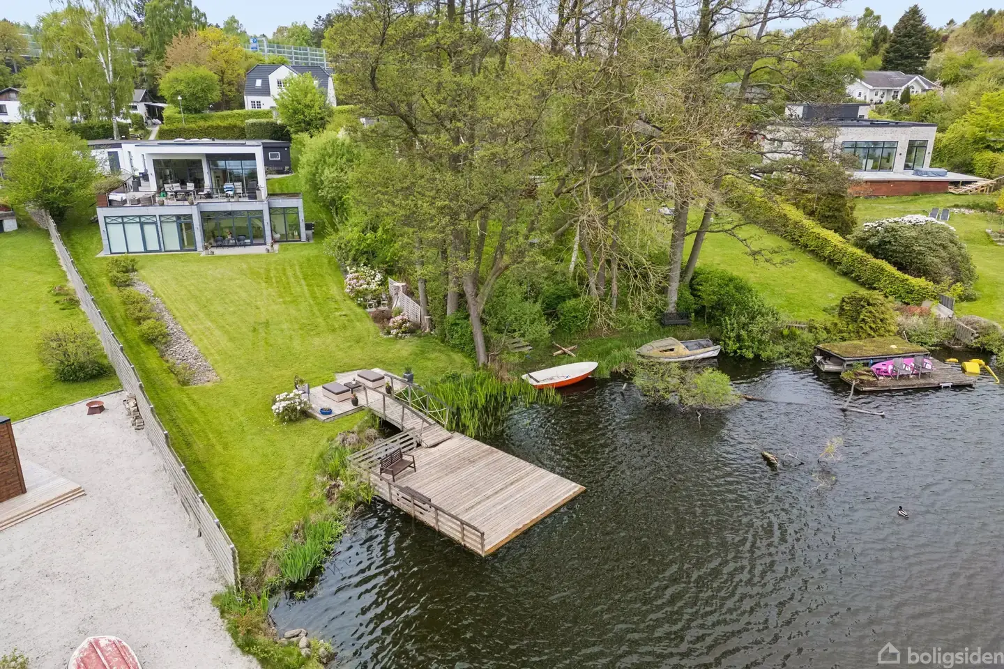 ARKITEKTTEGNET LIEBHAVERI MED EGEN BADEBRO OG UDSIGT OVER BRÅDEBÆK SØ – pohled 3