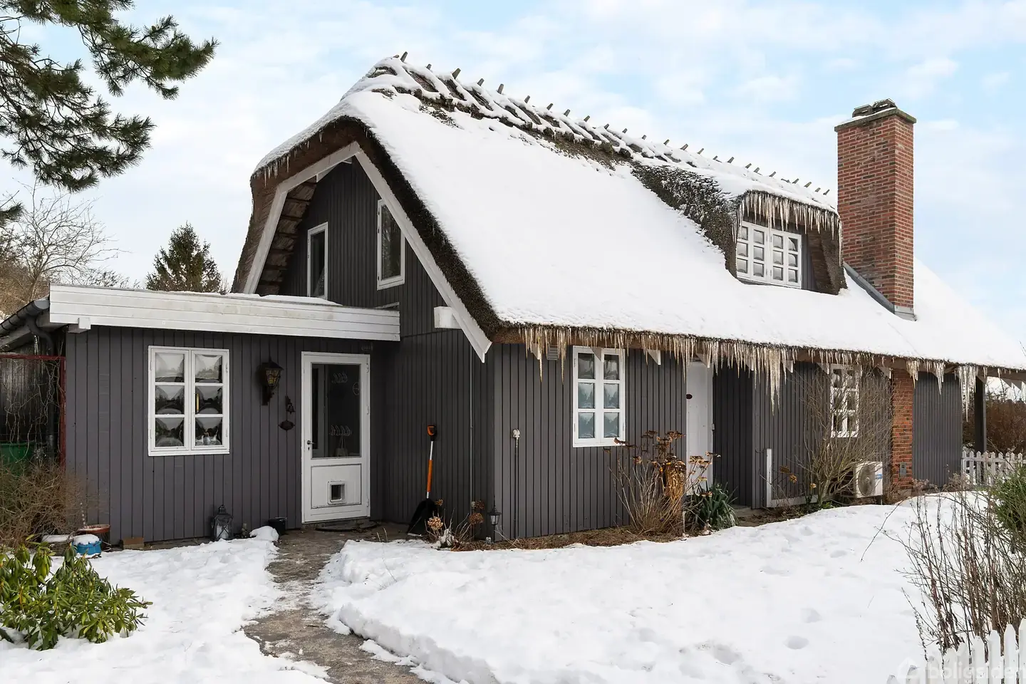 Unik placering på Røsnæs med storslået udsigt over fjord og kuperet landskab