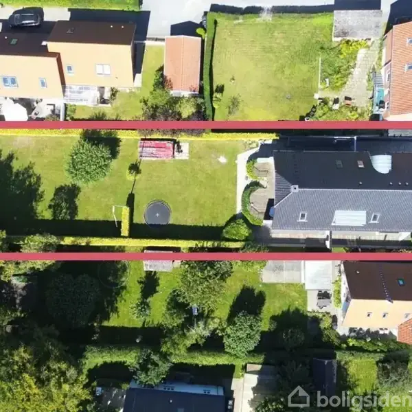 Boligområde set ovenfra med huse og grønne haver. To røde linjer adskiller området horisontalt. Vegetation og træer er spredt ud.