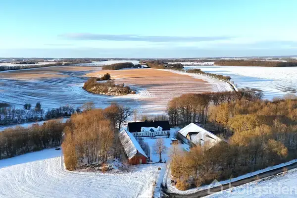 Landejendom på Blegvadbrovej 10, 8990 Fårup